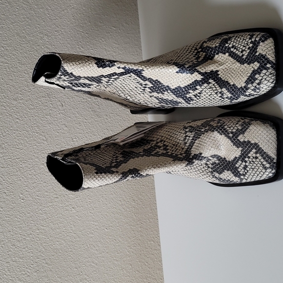 Zara ankle boots with side zipper closure